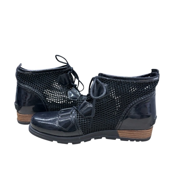 Sorel Major Lace Mesh boots in black patent leather. - Picture 7 of 9